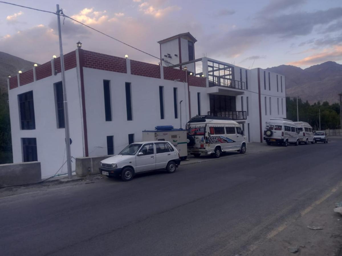 Hotel The Royal Kargil Exterior foto